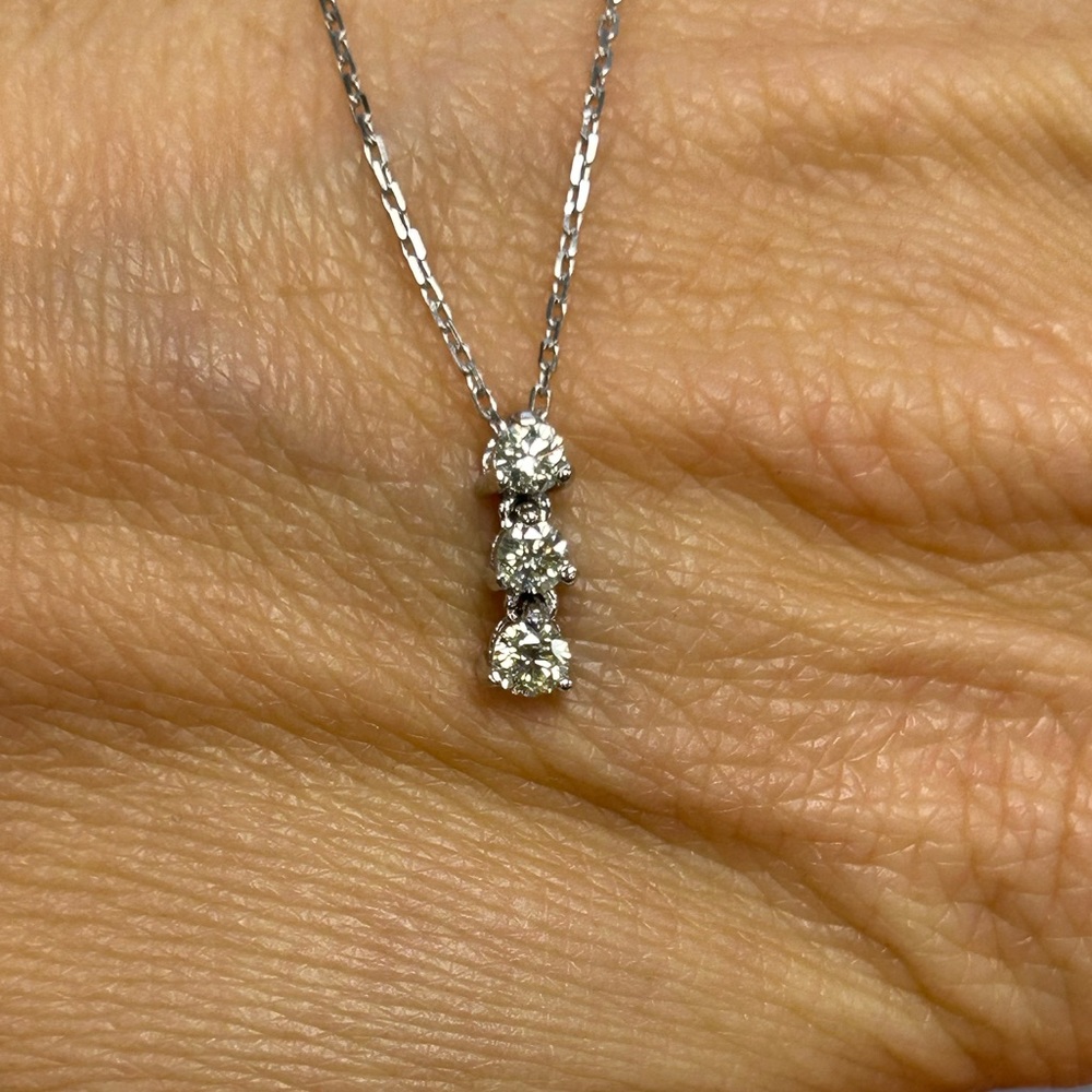 Suzy Levian 14K White Gold .33cttw Diamond Graduated Drop Pendant Necklace NWT